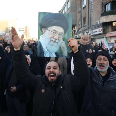 TEHRAN (Iran (Islamic Republic Of)), 01/03/2026.- Mourners react following the death of Iranian Supreme Leader Ayatollah Ali Khamenei; at Enqelab Square in Tehran, Iran, 01 March 2026. According to a statement from Iranian state media issued on 01 March 2026, Khamenei was killed in an airstrike during a joint United States (US) and Israeli military campaign that began on 28 February 2026. (Estados Unidos, Teherán) EFE/EPA/ABEDIN TAHERKENAREH
