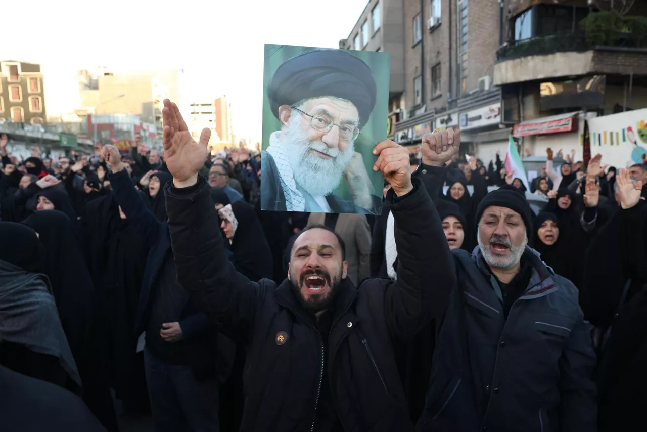 TEHRAN (Iran (Islamic Republic Of)), 01/03/2026.- Mourners react following the death of Iranian Supreme Leader Ayatollah Ali Khamenei; at Enqelab Square in Tehran, Iran, 01 March 2026. According to a statement from Iranian state media issued on 01 March 2026, Khamenei was killed in an airstrike during a joint United States (US) and Israeli military campaign that began on 28 February 2026. (Estados Unidos, Teherán) EFE/EPA/ABEDIN TAHERKENAREH
