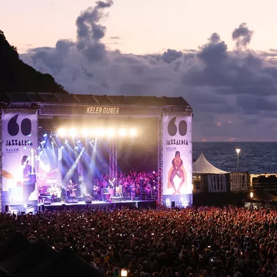 GRAFCAV877. SAN SEBASTIÁN (ESPAÑA), 23/07/2025.- El público asiste al concierto del músico británico Jamie Cullum, que este miércoles actúa en la playa de la Zurriola de San Sebastián durante la 60 edición del Festival de Jazz donostiarra. EFE/Juan Herrero

