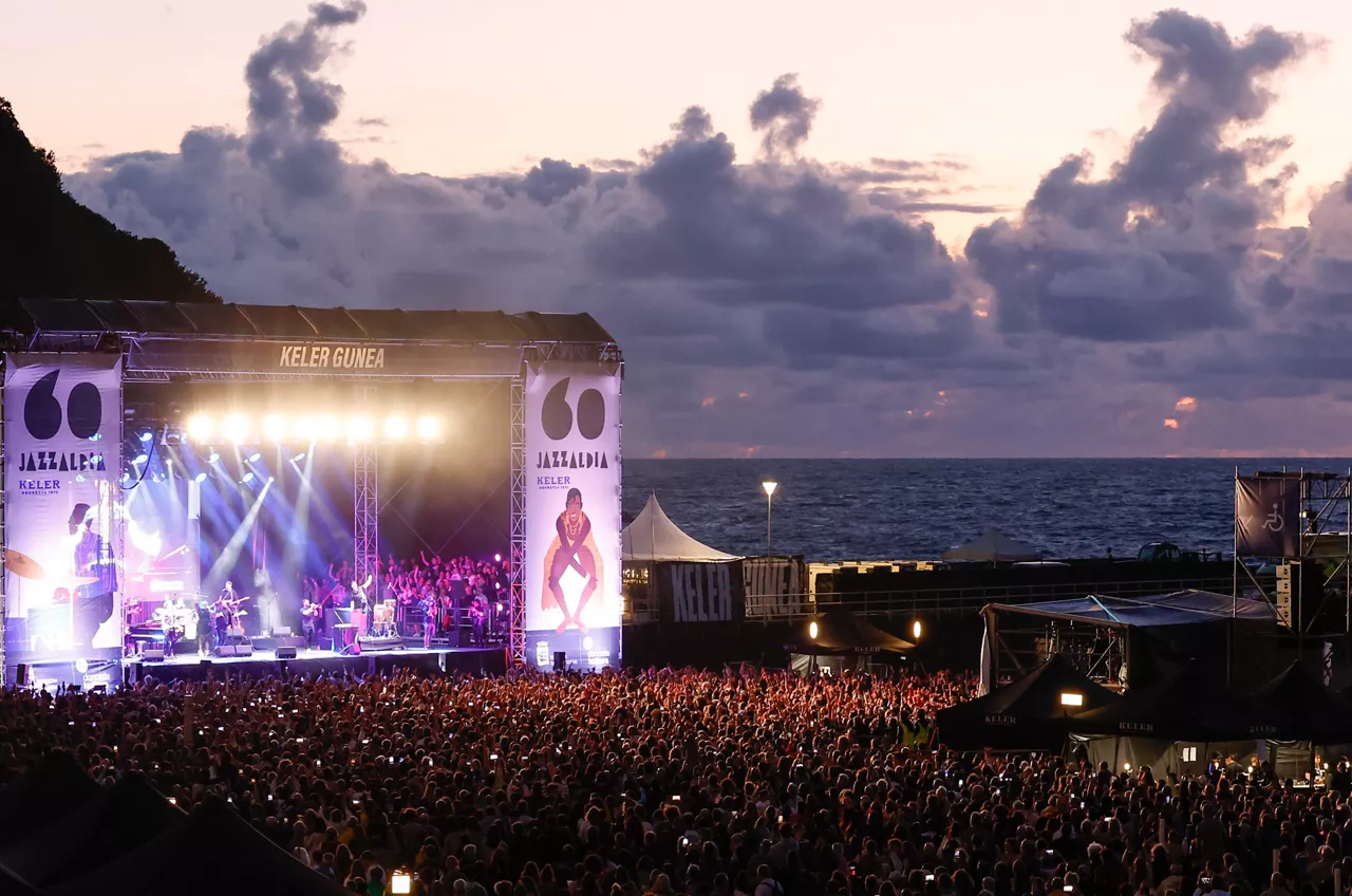 GRAFCAV877. SAN SEBASTIÁN (ESPAÑA), 23/07/2025.- El público asiste al concierto del músico británico Jamie Cullum, que este miércoles actúa en la playa de la Zurriola de San Sebastián durante la 60 edición del Festival de Jazz donostiarra. EFE/Juan Herrero
