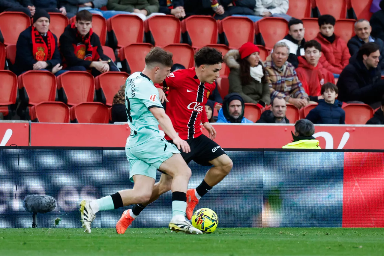 PALMA, 17/01/2026.- El jugador del Athletic Club de Bilbao Mikel Jauregizar, durante el partido de LaLiga EA Sports entre el Real Mallorca y el Athletic Club de Bilbao, este sábado en el estadio Son Moix en Palma.-EFE/Cati Cladera
