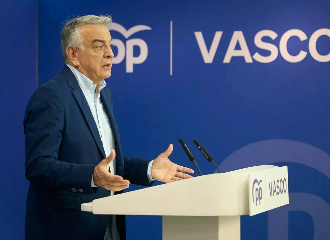 GRAFCAV450. VITORIA, 06/10/2026.- El presidente del Partido Popular del País Vasco, Javier De Andrés, analiza la situación política generada en el País Vasco ante la convocatoria de las elecciones generales para el próximo 29 de noviembre. EFE / L. Rico
