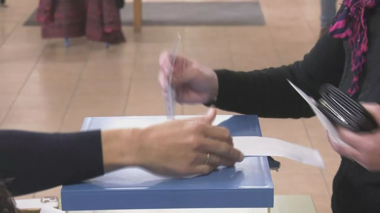 Jendea bozkatzen Aragoin 
hauteskunde autonomikoak