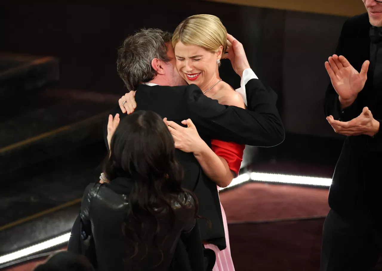 LOS ANGELES (United States), 16/03/2026.- Jessie Buckley celebrates after winning the Oscar for Best Actress In A Leading Role for "Hamnet" during the 98th annual Academy Awards ceremony at the Dolby Theatre in Los Angeles, California, USA, 15 March 2026. EFE/EPA/CHRIS TORRES
