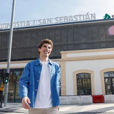 GRAFCAV103. SAN SEBASTIÁN (ESPAÑA), 22/02/2026.- El alcalde de San Sebastián, Jon Insausti, visita la estación de tren de la ciudad tras ofrecer una valoración sobre "el avance de la ciudad en el actual contexto político". EFE/Juan Herrero.
