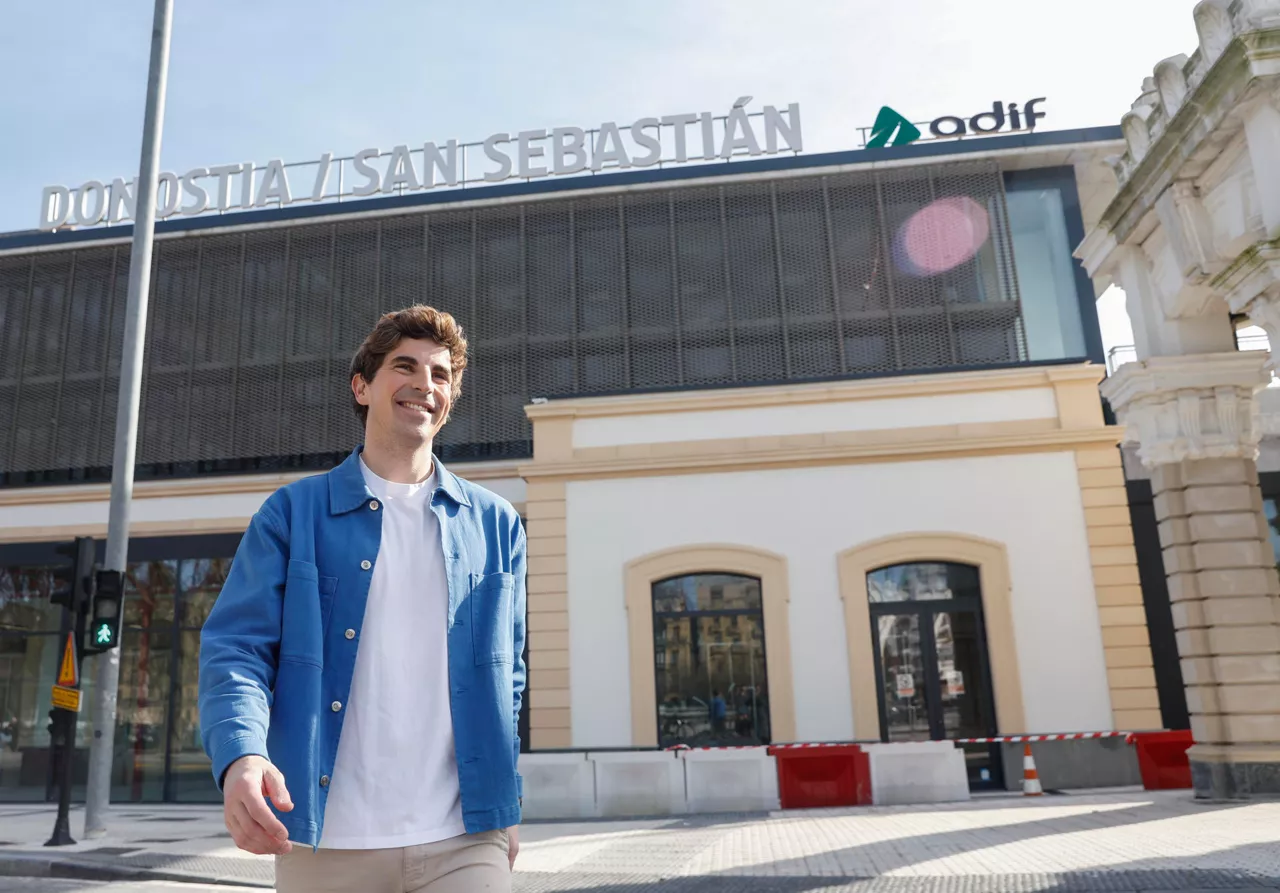 GRAFCAV103. SAN SEBASTIÁN (ESPAÑA), 22/02/2026.- El alcalde de San Sebastián, Jon Insausti, visita la estación de tren de la ciudad tras ofrecer una valoración sobre "el avance de la ciudad en el actual contexto político". EFE/Juan Herrero.
