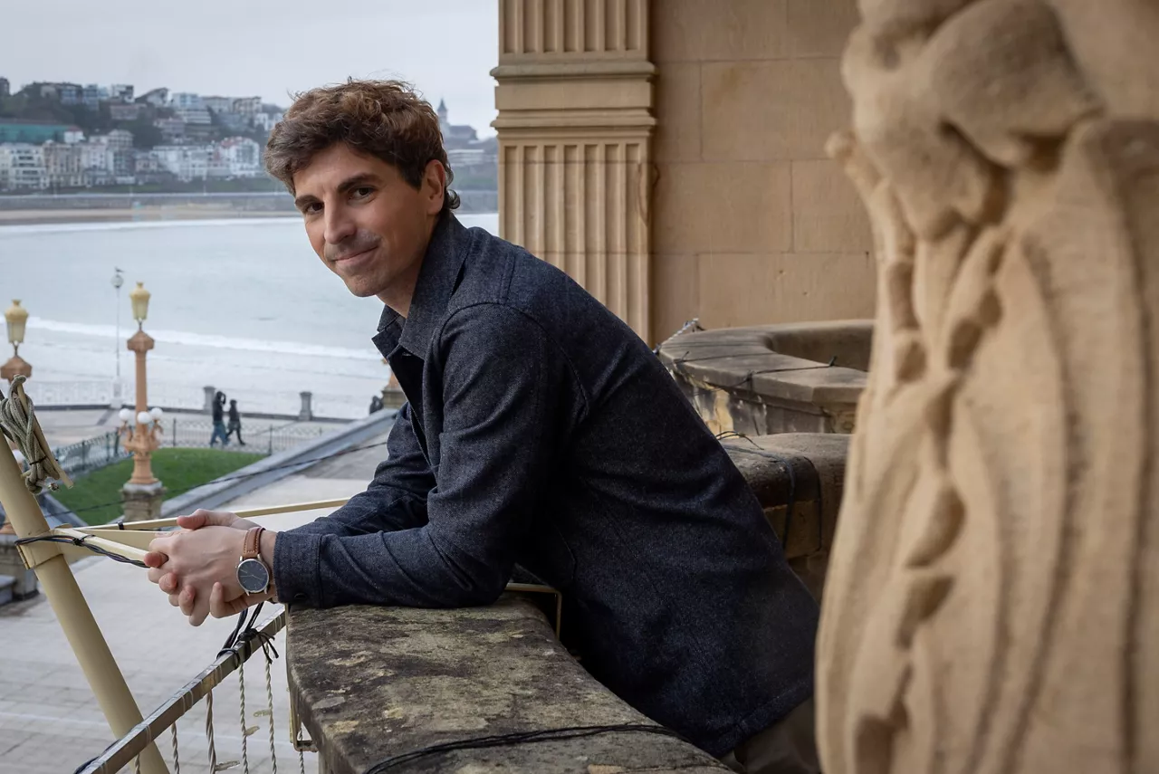 SAN SEBASTIÁN, 24/12/2025.- El alcalde de San Sebastián, Jon Insausti (PNV), posa durante una entrevista concedida a EFE. Insausti considera que "la política no se hace desde las pancartas ni desde las redes sociales", sino "tejiendo alianzas" entre partidos, "hablando claro, mirando a los problemas de frente y ofreciendo soluciones concretas" a la ciudadanía.EFE/Javier Etxezarreta
