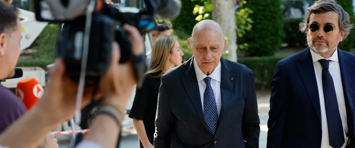FOTODELDÍA MADRID (ESPAÑA), 28/05/2026.- El exministro del Interior Jorge Fernández Díaz (2d) a su llegada este jueves a la Audiencia Nacional de Madrid para declarar como acusado de una operación parapolicial para espiar al extesorero del PP Luis Bárcenas y sustraerle información incriminatoria para el PP. EFE/ Mariscal
