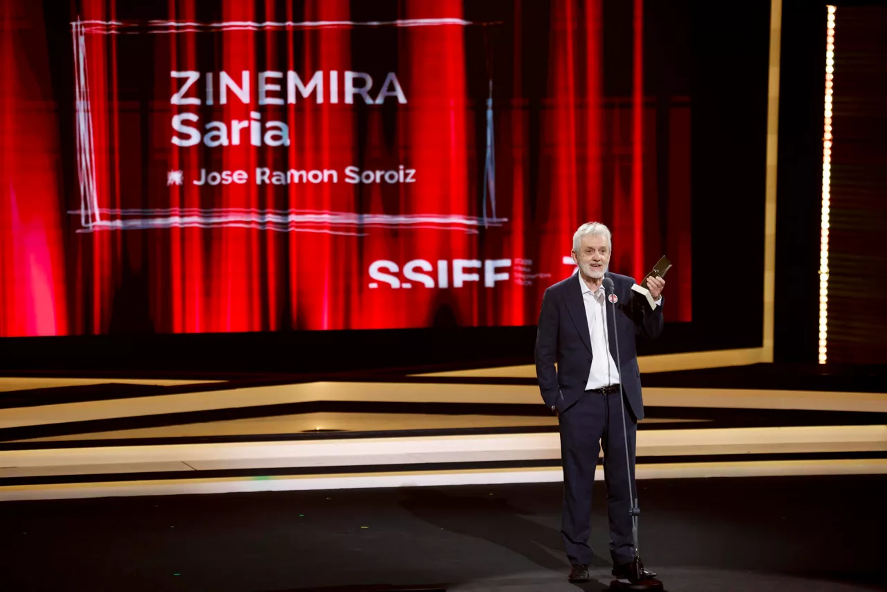 SAN SEBASTIÁN (ESPAÑA), 22/09/2026.- El actor José Ramón Soroiz, agradece el premio Zinemira durante la celebración de la gala del Cine Vasco celebrada este martes en el 74 Festival Internacional de Cine de San Sebastián. EFE/Juan Herrero.
