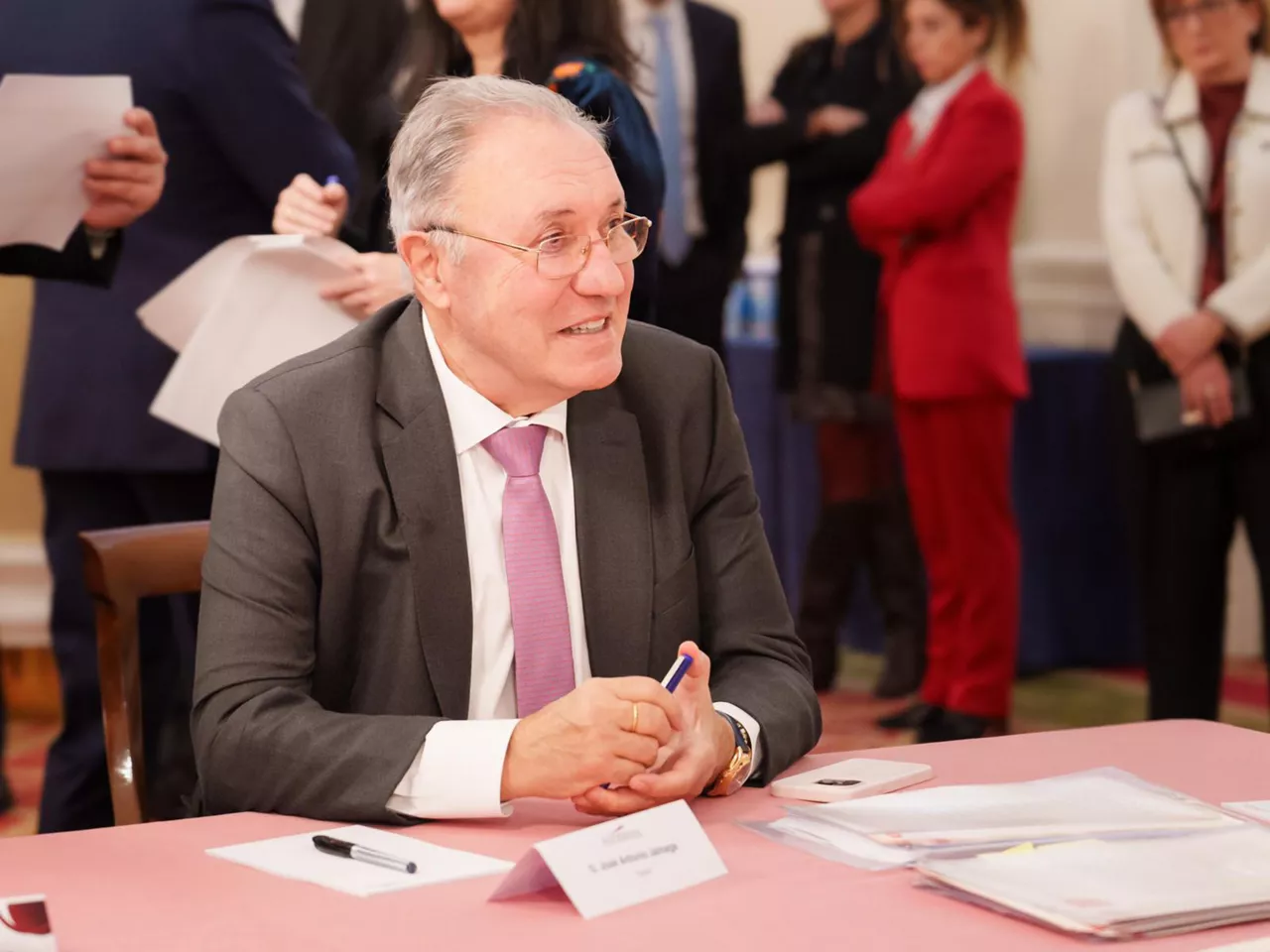 José Antonio Jainaga, en el momento de la firma.