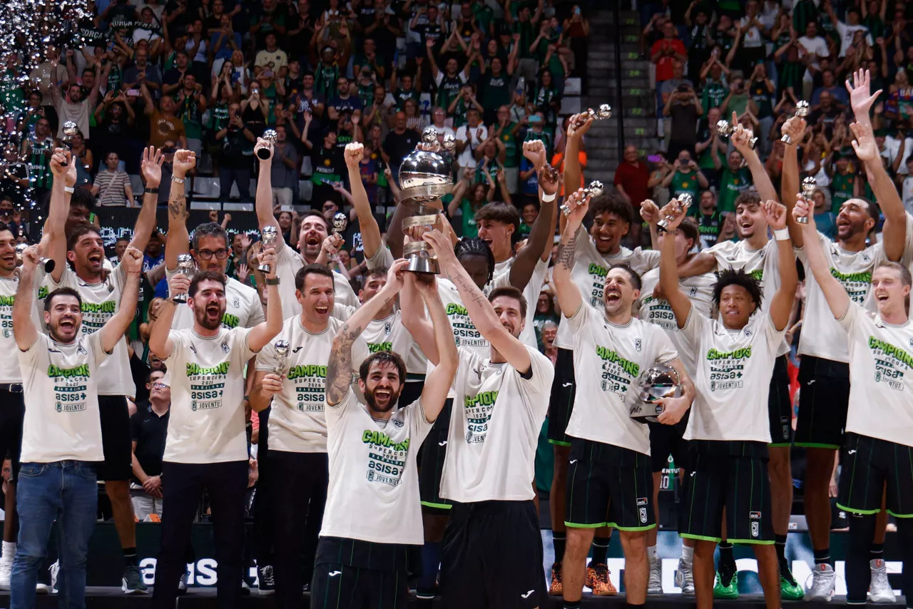 FOTODELDÍA GRAF1039. BADALONA (BARCELONA) (ESPAÑA), 20/09/2026.- jugadores del Joventut de Badalona celebran al ganar la final de la Supercopa Endesa, entre el Joventut de Badalona y el FC Barcelona, este domingo en el Pabellón Olímpico de Badalona (España). EFE/ Quique García
