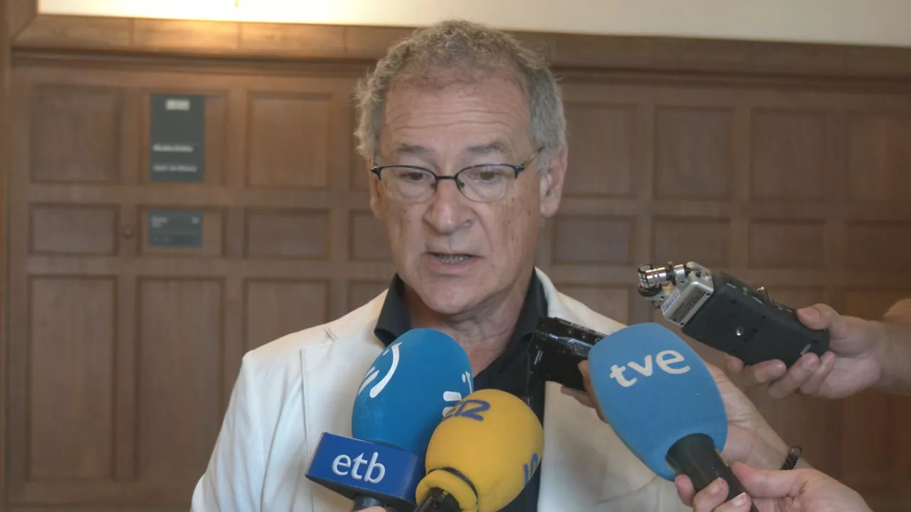 En cuanto a la reserva de plazas para los alumnos que recurrieron sus bajas calificaciones en euskera, el rector de EHU ha señalado que la respuesta "está contenida en los propios autos judiciales".

     La reserva de las plazas "es provisional y no asegura la continuidad si la decisión final confirma que, como nosotros creemos, la nota que de euskera tendrá que contar para la media, lo que puede suponer en algunos casos que no se alcanza la nota de corte para el grado en cuestión y se puede perder la plaza", ha explicado.