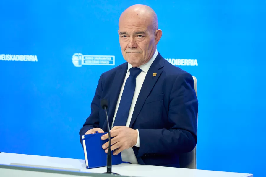 VITORIA, 18/11/2025.- El consejero de Ciencia, Universidades e Innovación, Juan Ignacio Pérez Iglesias, ha comparecido este martes en Vitoria tras el Consejo del Gobierno Vasco. EFE / L. Rico
