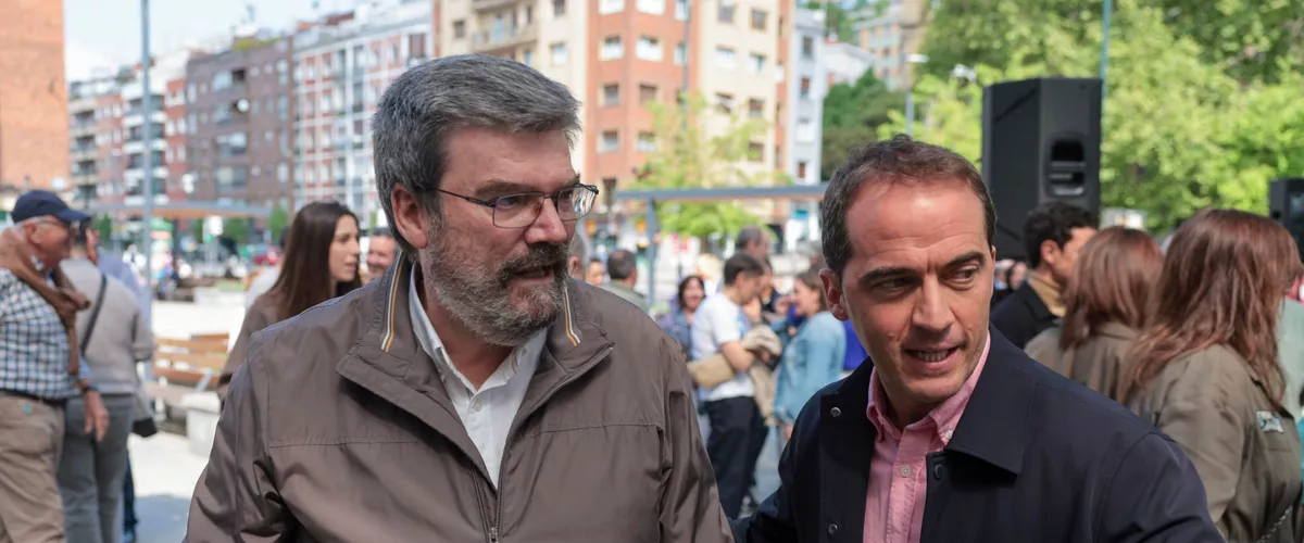 GRAFCAV2529. BILBAO, 25/04/2026.-El presidente del Bizkai Buru Batzar, Iñigo Ansola, (d) habla con el alcalde  de Bilbao Juan Mari Aburto, (i) que reaparece tras una operación este sábado en el acto de celebración del Alderdikide Eguna de Bilbao, donde se reconocerá la trayectoria de los alcaldes Josu Ortuondo e Ibon Ares. EFE/Luis Tejido
