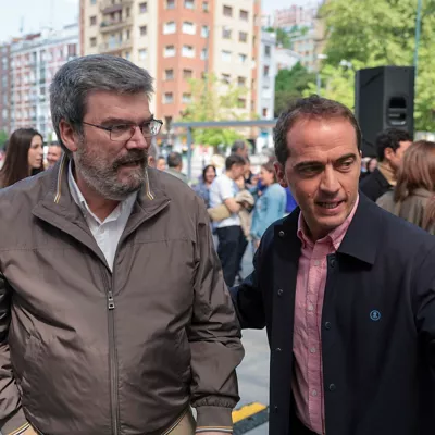GRAFCAV2529. BILBAO, 25/04/2026.-El presidente del Bizkai Buru Batzar, Iñigo Ansola, (d) habla con el alcalde  de Bilbao Juan Mari Aburto, (i) que reaparece tras una operación este sábado en el acto de celebración del Alderdikide Eguna de Bilbao, donde se reconocerá la trayectoria de los alcaldes Josu Ortuondo e Ibon Ares. EFE/Luis Tejido
