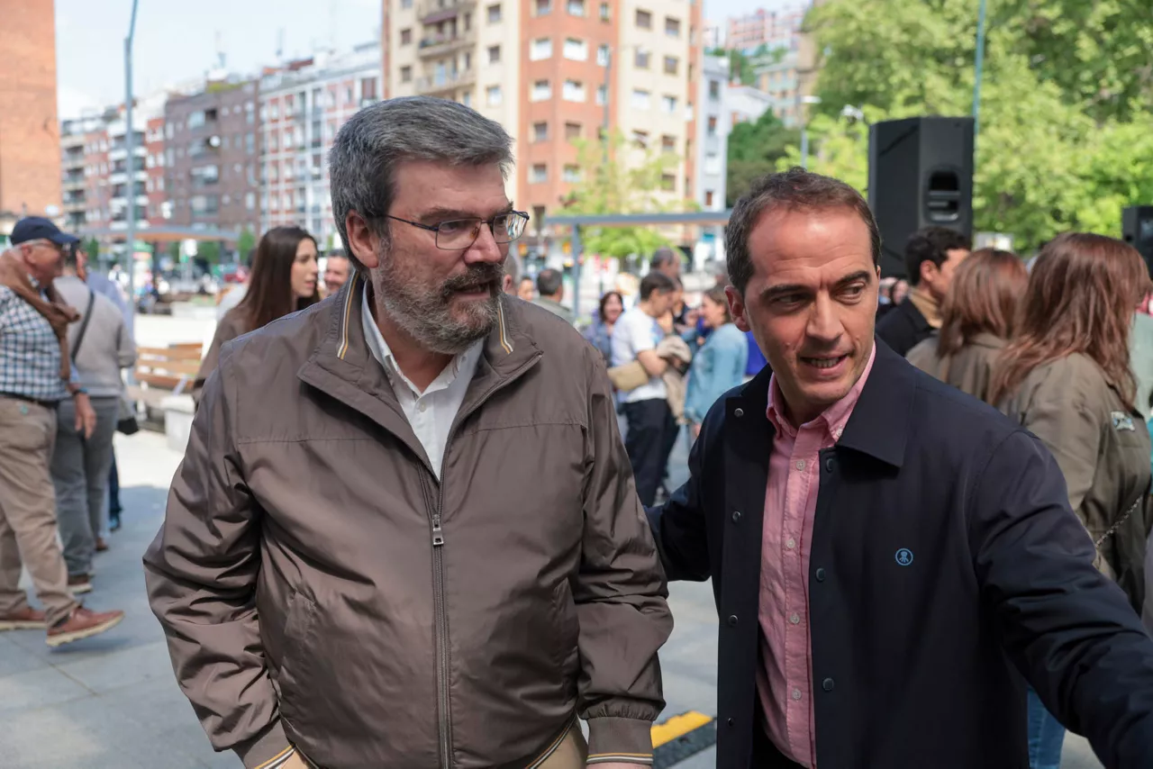 GRAFCAV2529. BILBAO, 25/04/2026.-El presidente del Bizkai Buru Batzar, Iñigo Ansola, (d) habla con el alcalde  de Bilbao Juan Mari Aburto, (i) que reaparece tras una operación este sábado en el acto de celebración del Alderdikide Eguna de Bilbao, donde se reconocerá la trayectoria de los alcaldes Josu Ortuondo e Ibon Ares. EFE/Luis Tejido
