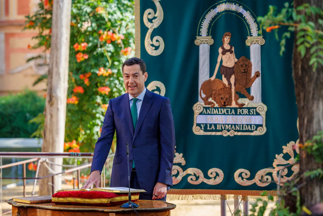 SEVILLA,05/07/2026.- El líder del PP-A, Juanma Moreno, pronuncia la fórmula de juramento de su cargo para tomar posesión por tercera vez como presidente de la Junta en el Palacio de San Telmo, sede de la Presidencia de la comunidad, este domingo, en Sevilla. EFE/Julio Muñoz
