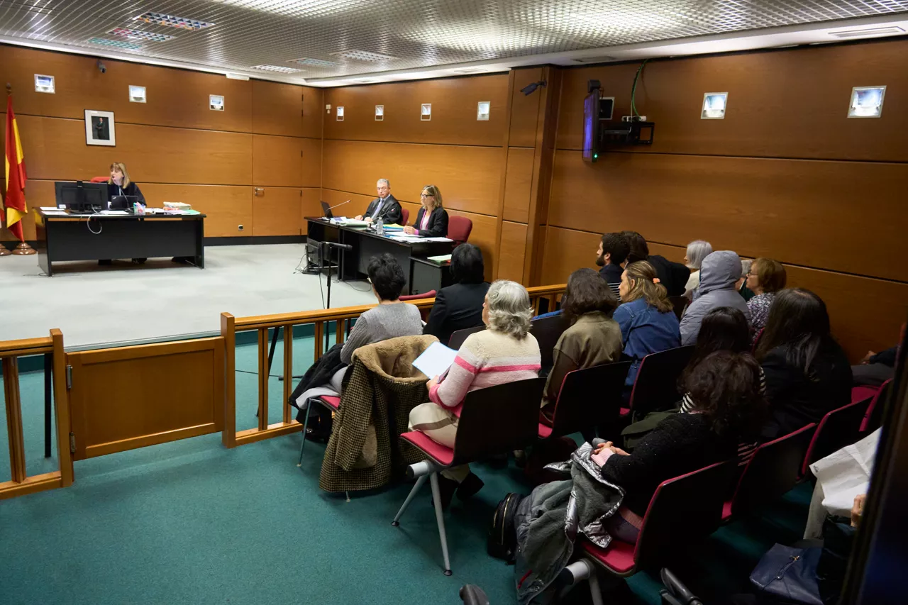 VITORIA, 17/11/2025.- El juzgado de lo Penal número 1 de Vitoria inicia este lunes el juicio contra 21 antiabortistas acusados de coacciones por realizar concentraciones frente a una clínica en la que se realizan abortos en Vitoria. EFE / L. Rico / POOL
