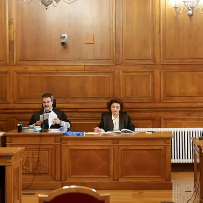 GRAFCAV435. SAN SEBASTIÁN (ESPAÑA), 02/03/2026.- El juez Jorge Juan Hoyos (i), preside este lunes en la Audiencia de Gipuzkoa el juicio contra dos adultos acusados de intentar matar a un menor a la salida de un centro educativo de San Sebastián. EFE/Juan Herrero.
