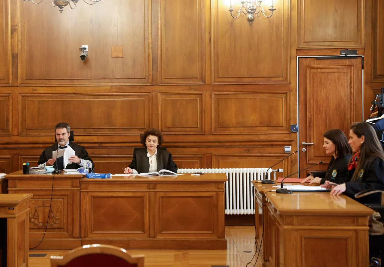 GRAFCAV435. SAN SEBASTIÁN (ESPAÑA), 02/03/2026.- El juez Jorge Juan Hoyos (i), preside este lunes en la Audiencia de Gipuzkoa el juicio contra dos adultos acusados de intentar matar a un menor a la salida de un centro educativo de San Sebastián. EFE/Juan Herrero.
