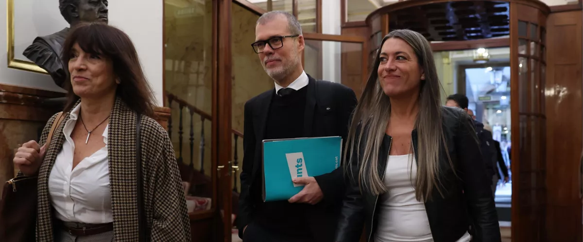 MADRID, 12/02/2026.- Los diputados de Junts per Catalunya Miríam Nogueras (d), Josep María Cruset y Pilar Calvo a su llegada para asistir al pleno del Congreso de los Diputados este jueves. EFE/Kiko Huesca
