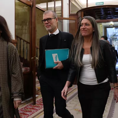 MADRID, 12/02/2026.- Los diputados de Junts per Catalunya Miríam Nogueras (d), Josep María Cruset y Pilar Calvo a su llegada para asistir al pleno del Congreso de los Diputados este jueves. EFE/Kiko Huesca
