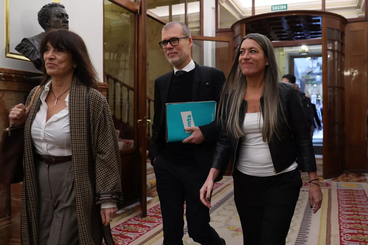 MADRID, 12/02/2026.- Los diputados de Junts per Catalunya Miríam Nogueras (d), Josep María Cruset y Pilar Calvo a su llegada para asistir al pleno del Congreso de los Diputados este jueves. EFE/Kiko Huesca
