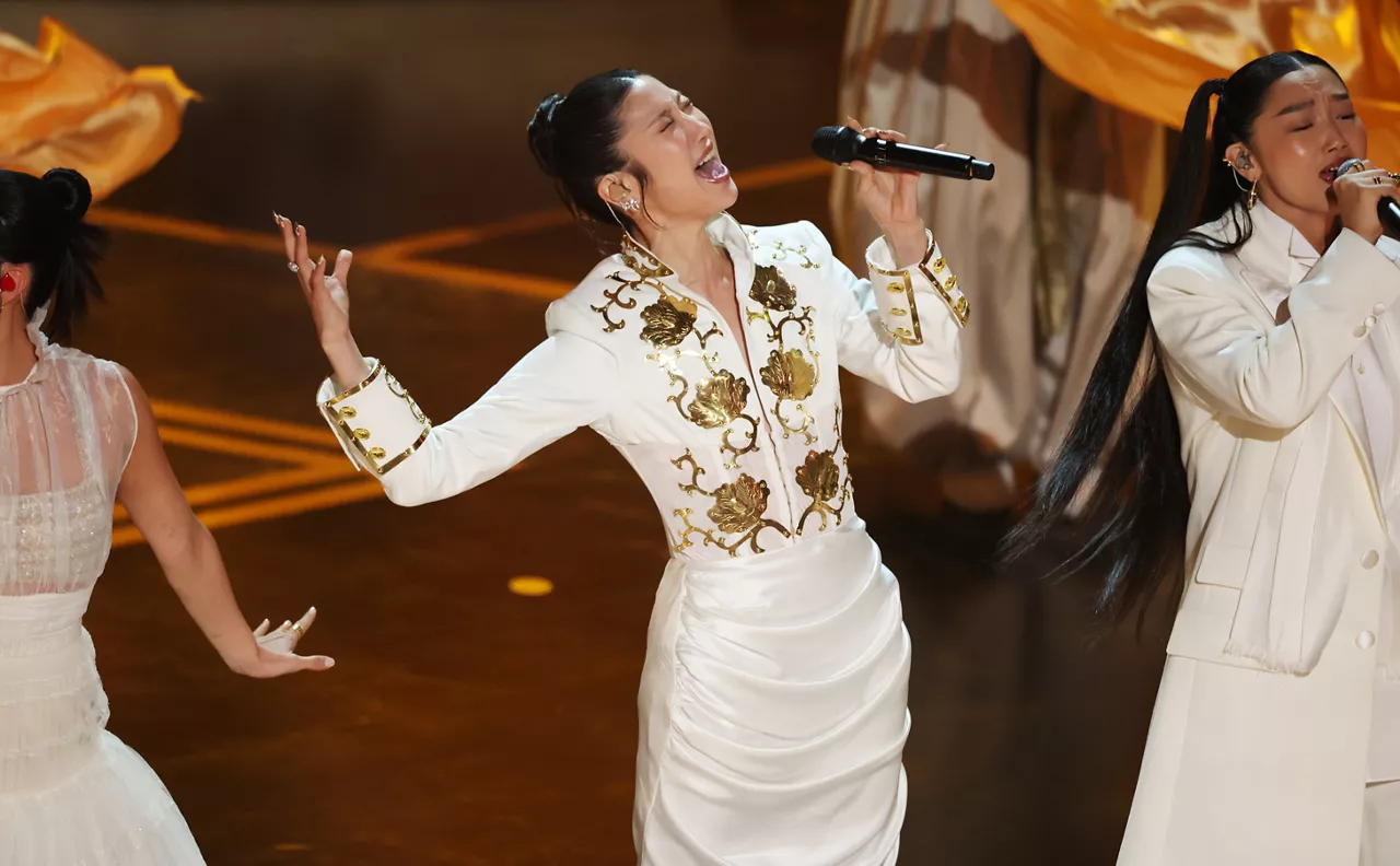 LOS ANGELES (United States), 16/03/2026.- (L-R) Rei Ami, EJAE and Audrey Nuna, performs Nominated Original Song "Golden" from KPop Demon Hunters during the 98th annual Academy Awards ceremony at the Dolby Theatre in Los Angeles, California, USA, 15 March 2026. EFE/EPA/CHRIS TORRES
