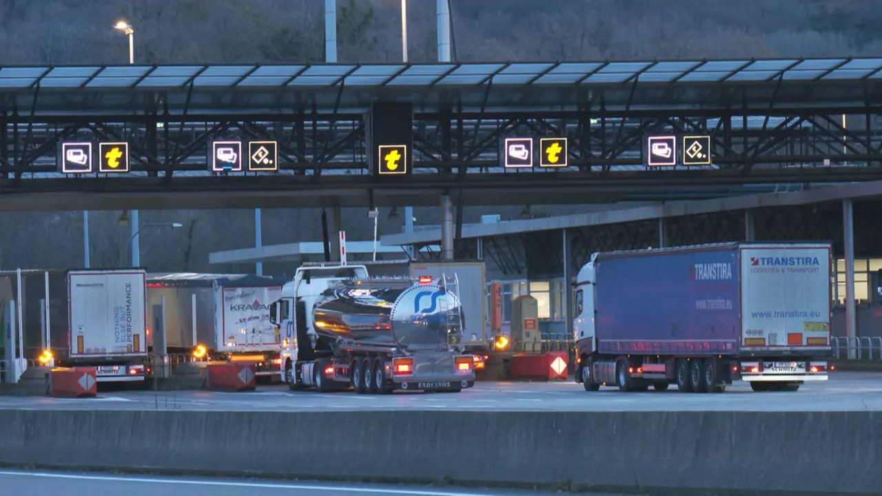 Retenciones de camiones en el peaje de Biriatu. EITB