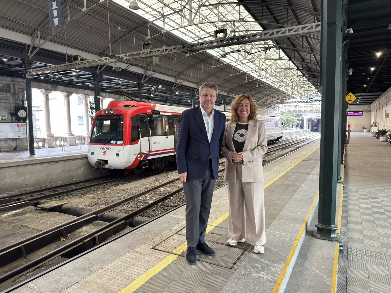 La consejera de Movilidad Sostenible, Susana García Chueca, y el secretario de Estado de Transportes y Movilidad Sostenible, José Antonio Santano