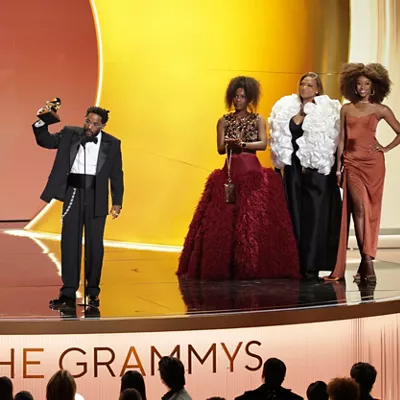 LOS ANGELES (United States), 02/02/2026.- US rapper Kendrick Lamar (L) accepts the Grammy award for Best Rap Album for 'GNX' as presenters Queen Latifah (2-L) and Doechii look on during the 68th annual Grammy Awards ceremony at Crypto.com Arena in Los Angeles, California, USA, 01 February 2026. EFE/EPA/CHRIS TORRES
