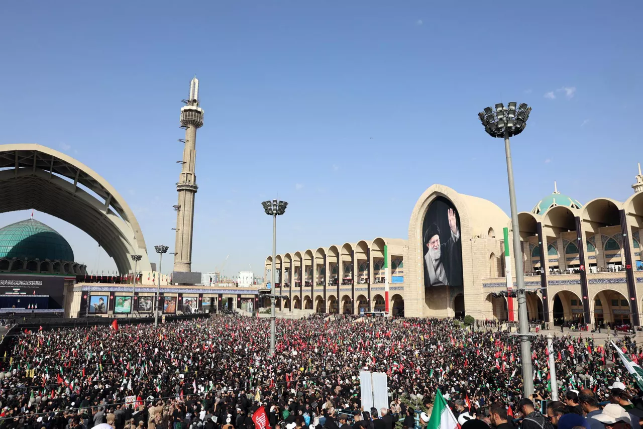 TEHRAN (Iran (Islamic Republic Of)), 04/07/2026.- Iranians mourn as they pay tribute to late Iranian supreme leader Ayatollah Ali Khamenei during a farewell ceremony ahead of his funeral at the grand Mosallah mosque in Tehran, Iran, 04 July 2026. Iran is set to hold a multi-day state funeral from 04 to 09 July 2026 for the Iranian supreme leader assassinated on 28 February. (Teherán) EFE/EPA/ABEDIN TAHERKENAREH RESTRICTIONS: NO Access Israel Media/Persian Language TV Stations Outside Iran/Strictly No Access BBC Persian/VOA Persian/Manoto TV/Iran International TV. (As mandated by Iran's Directorate General for Foreign Media) --
