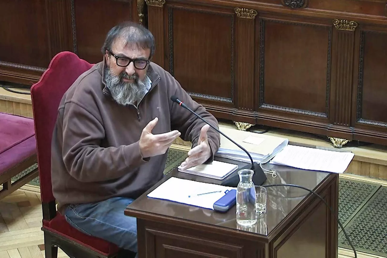 Captura de video de la señal del Tribunal Supremo, de un momento de la declaración de Koldo García, exasesor del exministro José Luis Ábalos, este jueves en el juicio que se sigue en el Tribunal Supremo contra ambos y contra el empresario Víctor de Aldama tras la extensa declaración de este último que acaparó toda la jornada del miércoles. EFE/Señal Tribunal Supremo
