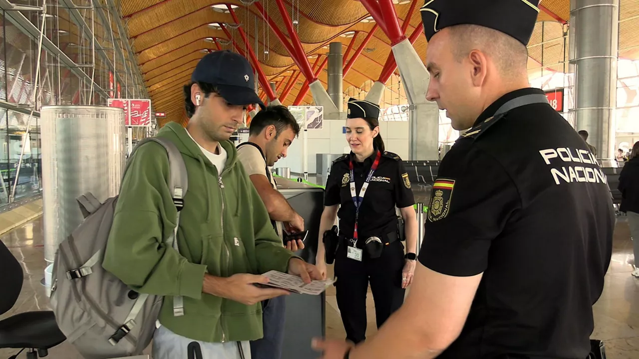 BARCELONA, 08/08/2026.- La Policía Nacional ha efectuado este sábado controles aleatorios de documentación en el Aeropuerto Josep Tarradellas Barcelona-El Prat a los viajeros procedentes de vuelos con origen en Italia, una vez el Gobierno ha decidido restablecer los controles fronterizos con este país. El Gobierno ha decidido restablecer desde la 00:00 horas de este sábado, y en principio hasta el 7 de septiembre, los controles fronterizos con Italia, después de que el Ejecutivo de este país haya rechazado levantar sus controles a las viajeros procedentes de España tras la entrada masiva de personas en Ceuta desde Marruecos. EFE/Policía Nacional -SÓLO USO EDITORIAL/SOLO USO PERMITIDO PARA ILUSTRAR LA NOTICIA QUE APARECE EN EL PIE DE FOTO (CRÉDITO OBLIGATORIO)-
