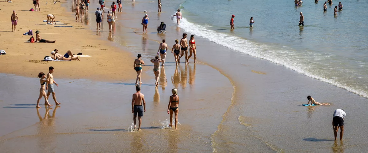 FOTODELDÍA SAN SEBASTIÁN, 22/05/2026.- Vista de la playa de La Concha de San Sebastián, este viernes, donde de nuevo se han superado los 30º. EFE/Javier Etxezarreta
