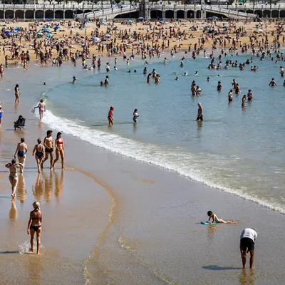 FOTODELDÍA SAN SEBASTIÁN, 22/05/2026.- Vista de la playa de La Concha de San Sebastián, este viernes, donde de nuevo se han superado los 30º. EFE/Javier Etxezarreta
