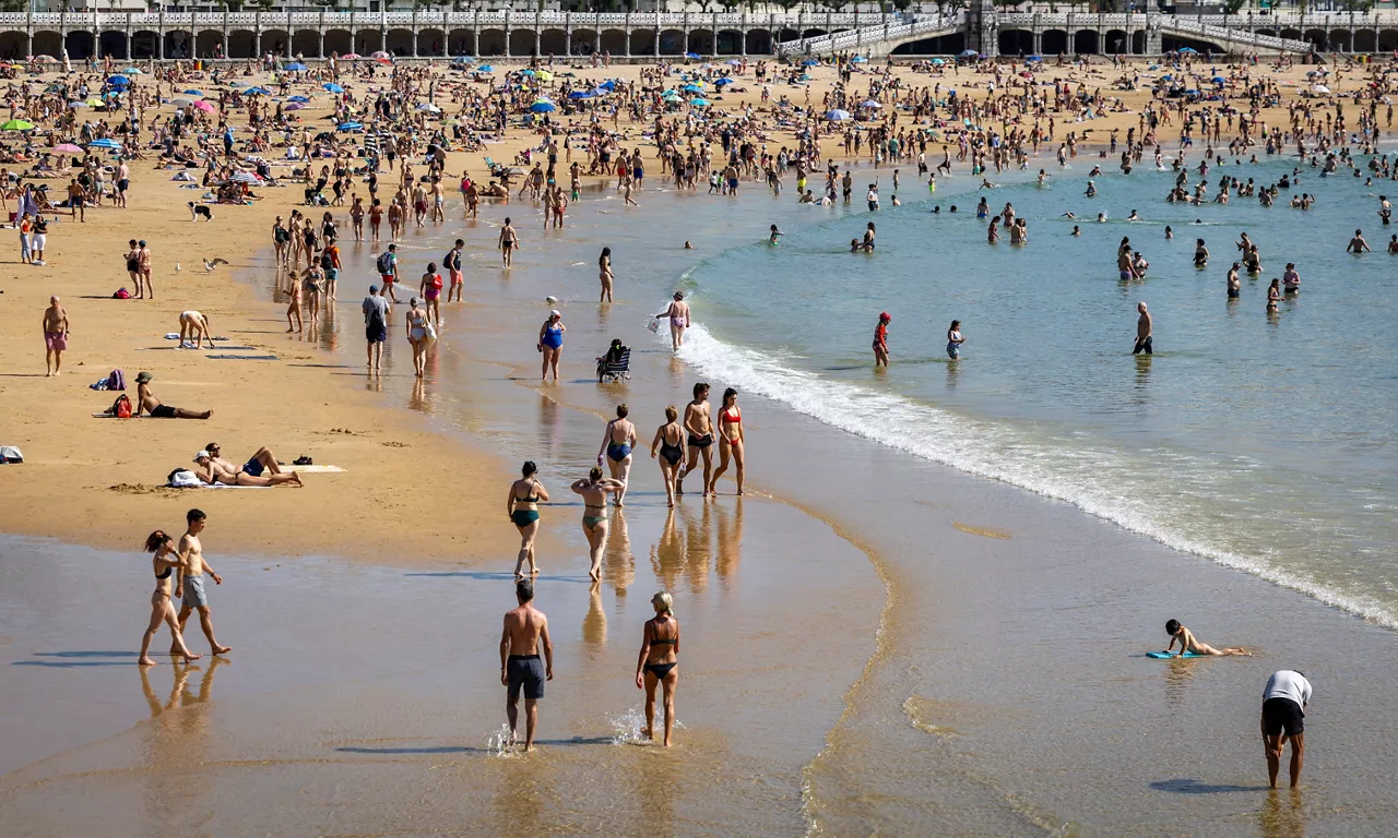 FOTODELDÍA SAN SEBASTIÁN, 22/05/2026.- Vista de la playa de La Concha de San Sebastián, este viernes, donde de nuevo se han superado los 30º. EFE/Javier Etxezarreta
