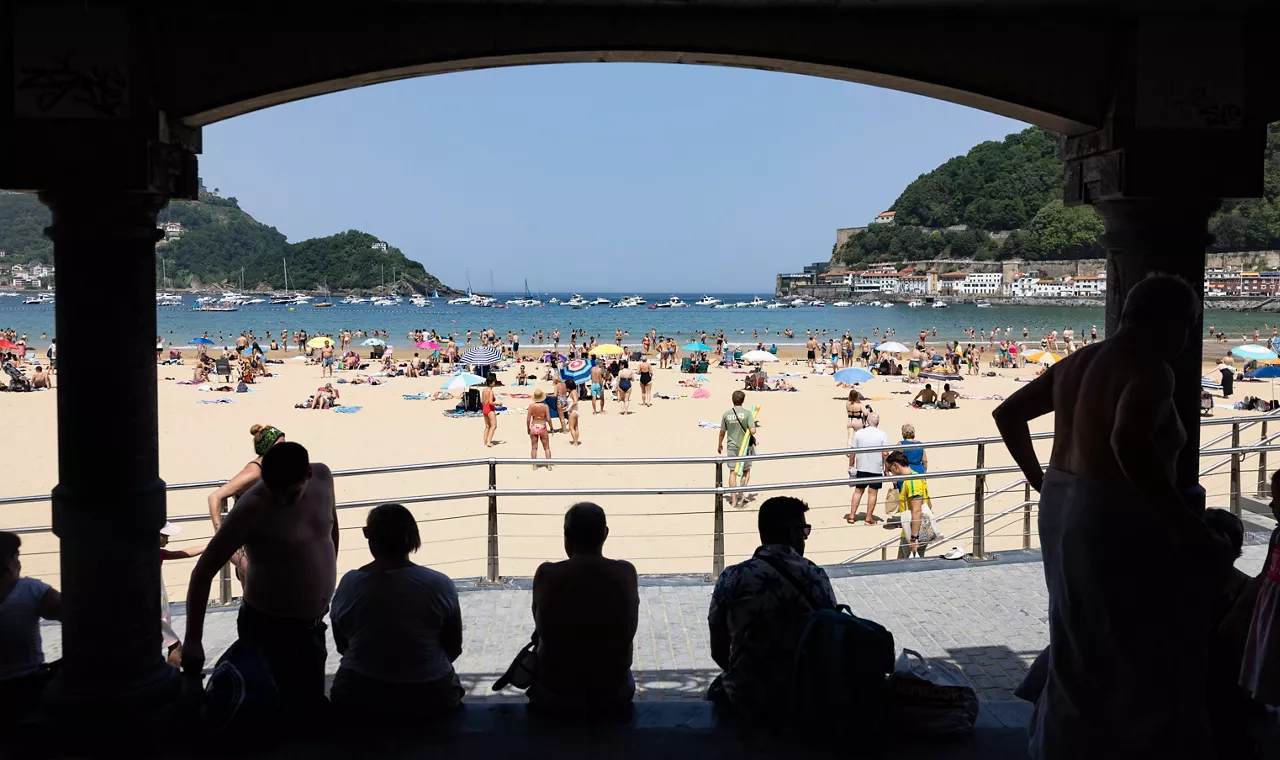 SAN SEBASTIÁN, 22/06/2026.- Vista este lunes de la playa de La Concha de San Sebastián. Los cielos en Euskadi se presentan hoy poco nubosos o despejados y con posibilidad de algún chubasco disperso tormentoso en el sur, en una nueva jornada de calor sofocante que volverá a dejar máximas de entre 35 y 40 grados en los tres territorios. EFE/ Javier Etxezarreta
