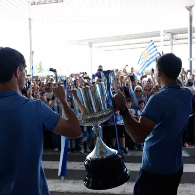 SAN SEBASTIÁN, 19/04/2026.- Los capitanes de la Real Sociedad, Aritz Elustondo (i) y Mikel Oyarzabal (d) a su llegada este domingo al aeropuerto de Hondarribia en un vuelo directo desde Sevilla donde anoche ganaron la final de la Copa del Rey. EFE/Javier Etxezarreta
