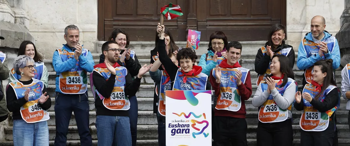BILBAO, 29/03/2026.- La Korrika 2026, marcada por la polémica tras la exhibición de imágenes de presos de ETA o el "veto" de la organizadora AEK al sindicato CCOO, he terminado este domingo frente el Ayuntamiento de Bilbao. EFE/ Miguel Toña
