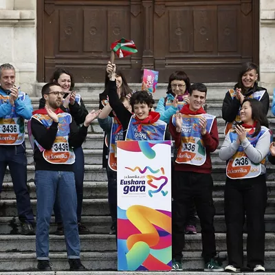BILBAO, 29/03/2026.- La Korrika 2026, marcada por la polémica tras la exhibición de imágenes de presos de ETA o el "veto" de la organizadora AEK al sindicato CCOO, he terminado este domingo frente el Ayuntamiento de Bilbao. EFE/ Miguel Toña
