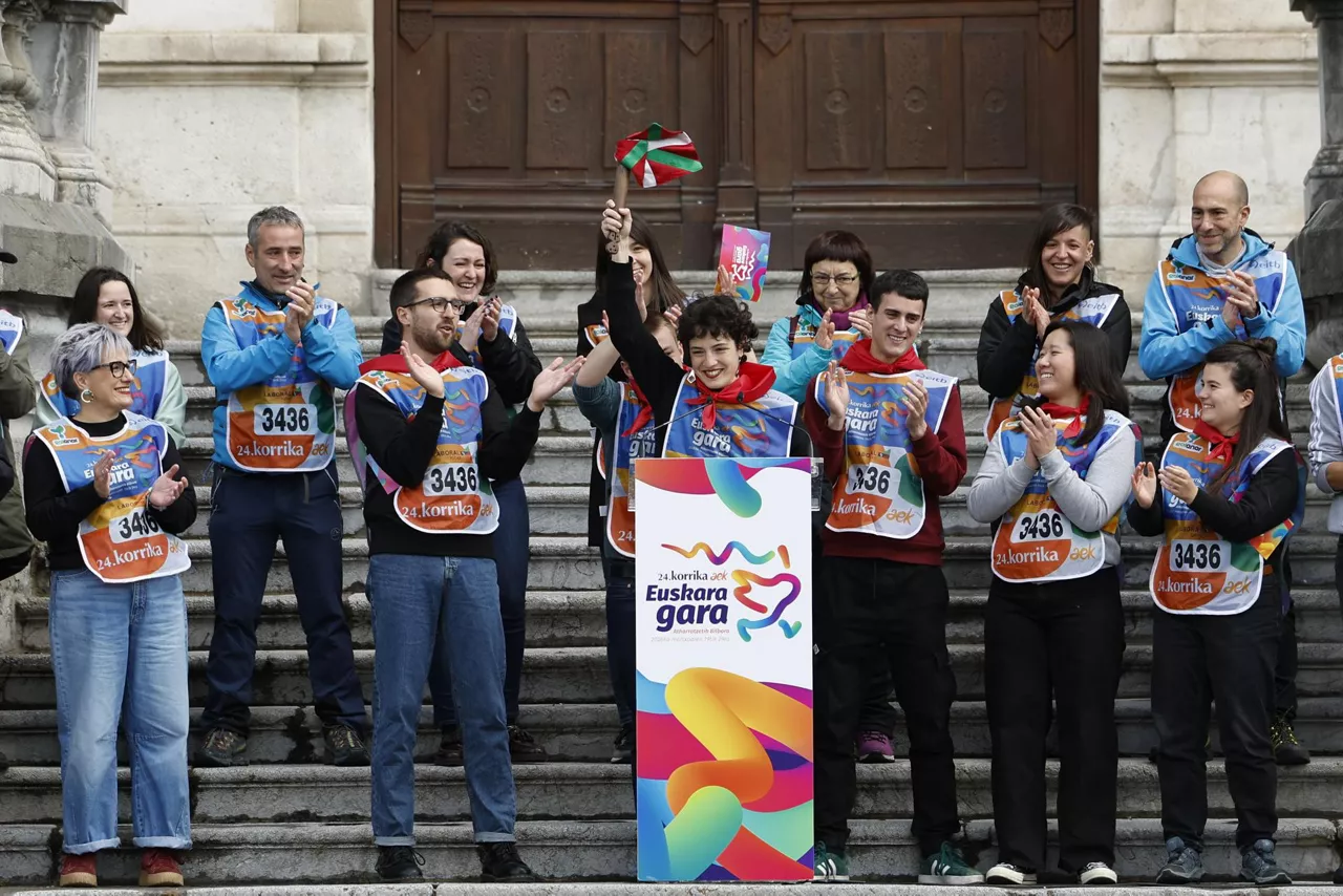 BILBAO, 29/03/2026.- La Korrika 2026, marcada por la polémica tras la exhibición de imágenes de presos de ETA o el "veto" de la organizadora AEK al sindicato CCOO, he terminado este domingo frente el Ayuntamiento de Bilbao. EFE/ Miguel Toña
