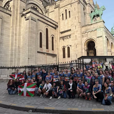 Euskalzaleak Parisen elkartu dira Korrikaren ekitaldi berezi egiteko