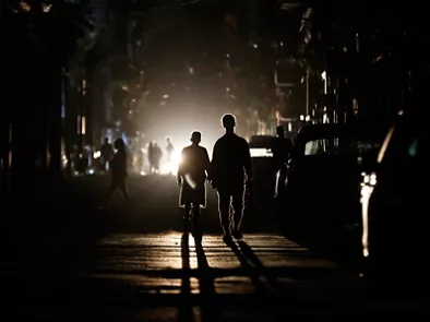 AME6394. LA HABANA (CUBA), 21/03/2026.- Personas caminan por una calle sin electricidad este sábado, en La Habana (Cuba). Cuba sufrió un nuevo apagón nacional por una desconexión total del Sistema Eléctrico Nacional (SEN) a las 18.38 hora local (22.38 GMT), el segundo en menos de una semana y el séptimo en año y medio. EFE/ Ernesto Mastrascusa 