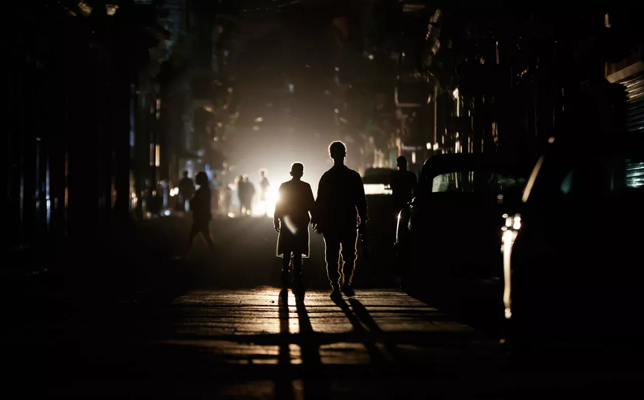 AME6394. LA HABANA (CUBA), 21/03/2026.- Personas caminan por una calle sin electricidad este sábado, en La Habana (Cuba). Cuba sufrió un nuevo apagón nacional por una desconexión total del Sistema Eléctrico Nacional (SEN) a las 18.38 hora local (22.38 GMT), el segundo en menos de una semana y el séptimo en año y medio. EFE/ Ernesto Mastrascusa
