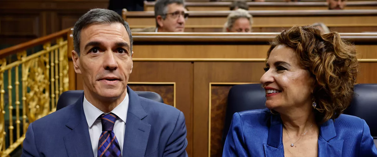 MADRID, 18/03/2026.- El presidente de Gobierno, Pedro Sánchez, y la vicepresidenta primera y ministra de Hacienda, María Jesús Montero, sentados en el hemicilco del Congreso para asistir a la sesión de control al Ejecutivo que se celebra este miércoles. EFE/ Mariscal
