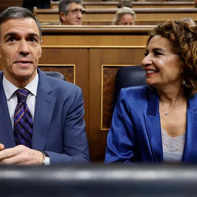 MADRID, 18/03/2026.- El presidente de Gobierno, Pedro Sánchez, y la vicepresidenta primera y ministra de Hacienda, María Jesús Montero, sentados en el hemicilco del Congreso para asistir a la sesión de control al Ejecutivo que se celebra este miércoles. EFE/ Mariscal
