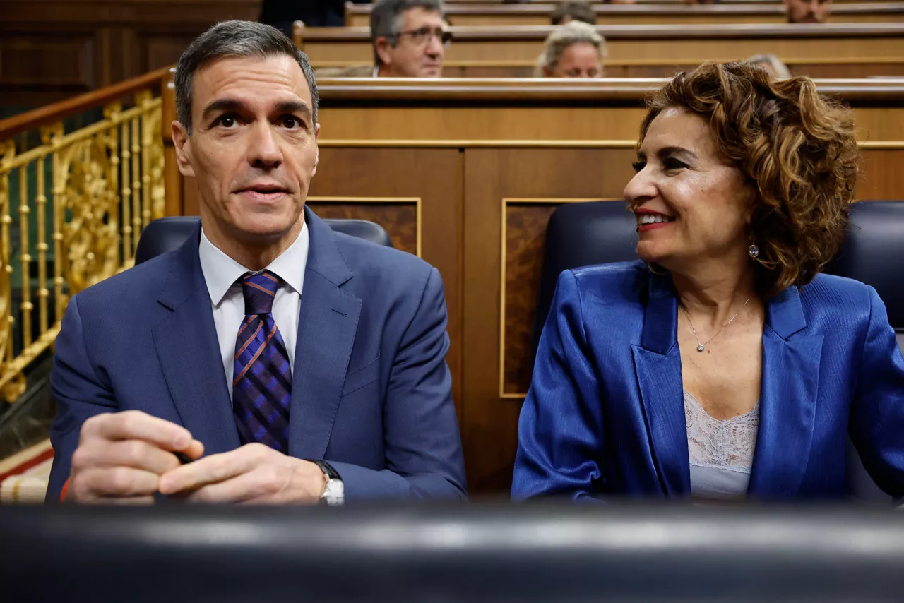 MADRID, 18/03/2026.- El presidente de Gobierno, Pedro Sánchez, y la vicepresidenta primera y ministra de Hacienda, María Jesús Montero, sentados en el hemicilco del Congreso para asistir a la sesión de control al Ejecutivo que se celebra este miércoles. EFE/ Mariscal
