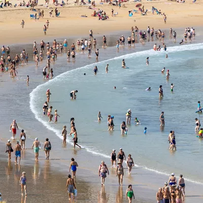 FOTODELDÍA SAN SEBASTIÁN, 28/07/2026.- Vista este martes de la playa de La Concha de San Sebastián. Los cielos permanecerán poco nubosos o despejados hoy en el País Vasco, donde se producirá un acusado ascenso de las temperaturas máximas, mientras que las mínimas no experimentarán cambios.EFE/Javier Etxezarreta
