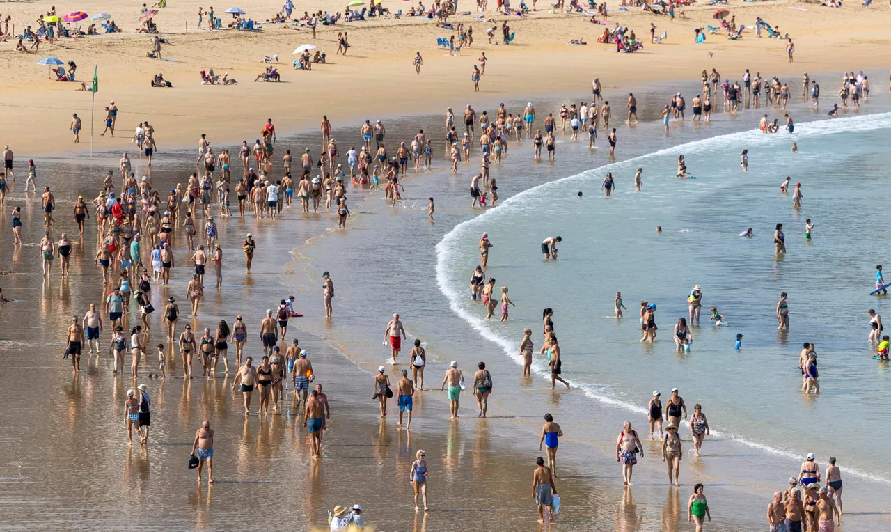 FOTODELDÍA SAN SEBASTIÁN, 28/07/2026.- Vista este martes de la playa de La Concha de San Sebastián. Los cielos permanecerán poco nubosos o despejados hoy en el País Vasco, donde se producirá un acusado ascenso de las temperaturas máximas, mientras que las mínimas no experimentarán cambios.EFE/Javier Etxezarreta
